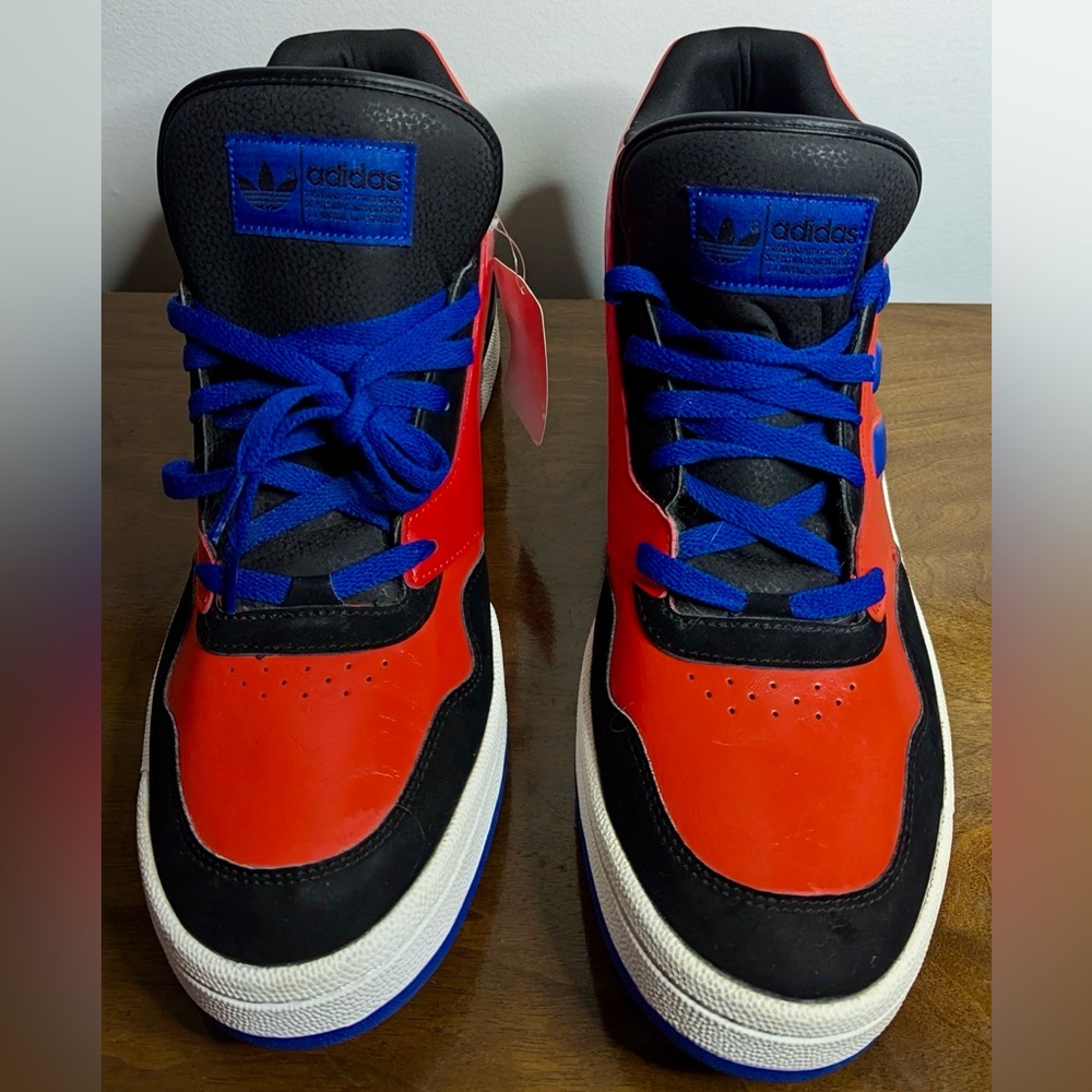 𝗔𝗱𝗶𝗱𝗮𝘀 𝗠𝗶𝗱 𝗛𝗶𝗴𝗵-𝗧𝗼𝗽- 𝗕𝗹𝗮𝗰𝗸 𝗕𝗹𝘂𝗲 𝗥𝗲𝗱. 𝗡𝗘𝗪